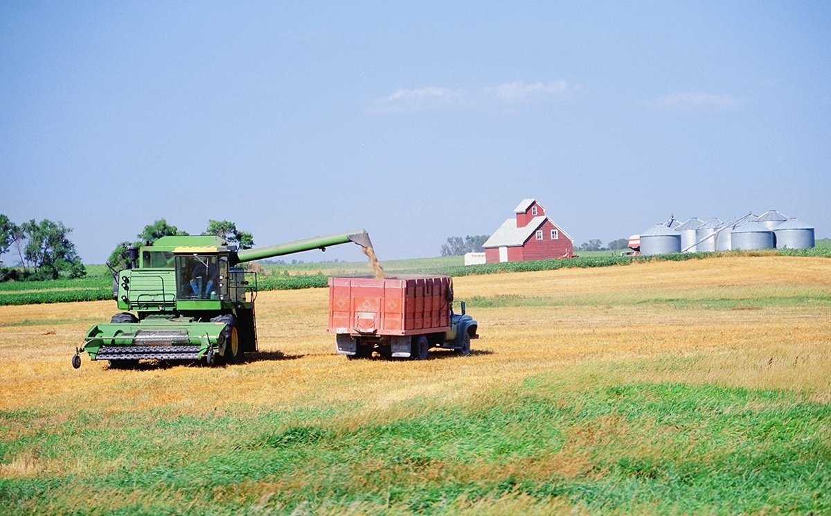 USA, North Dakota, Tractor in a field